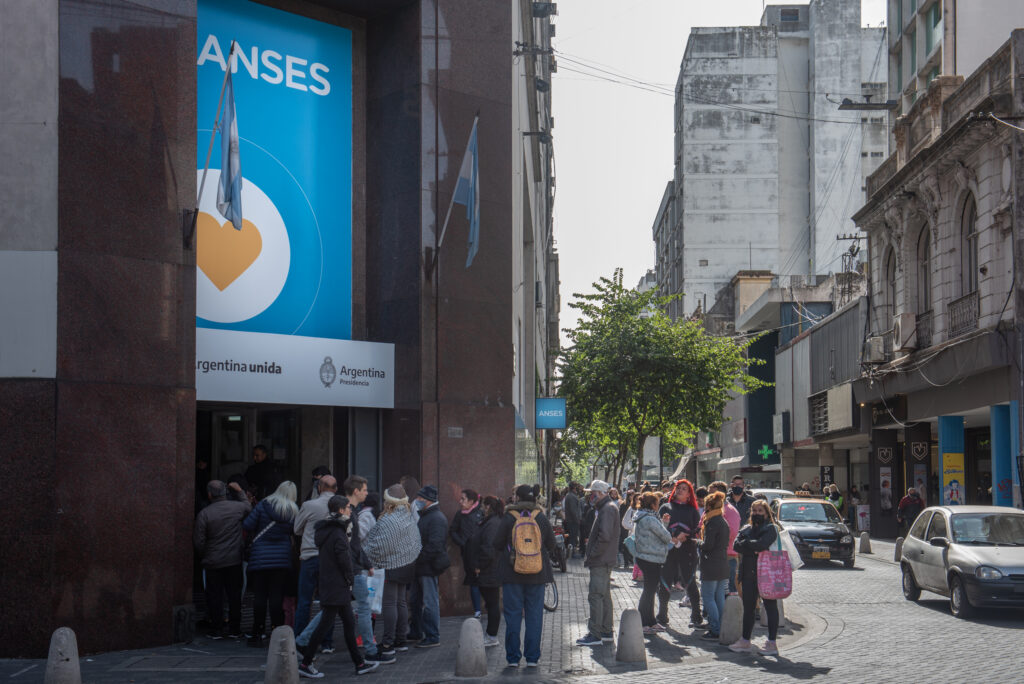 anses cola gente esperando