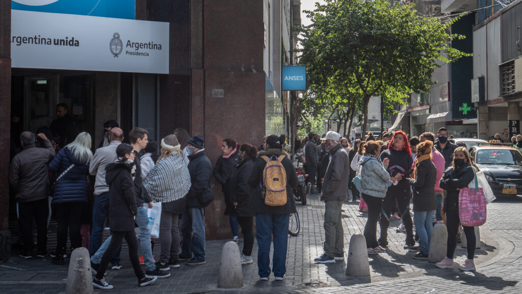 anses cola gente esperando