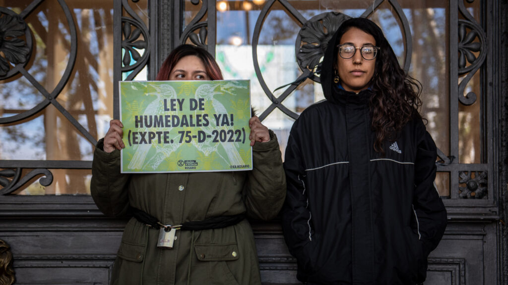 Ley humedales cartel