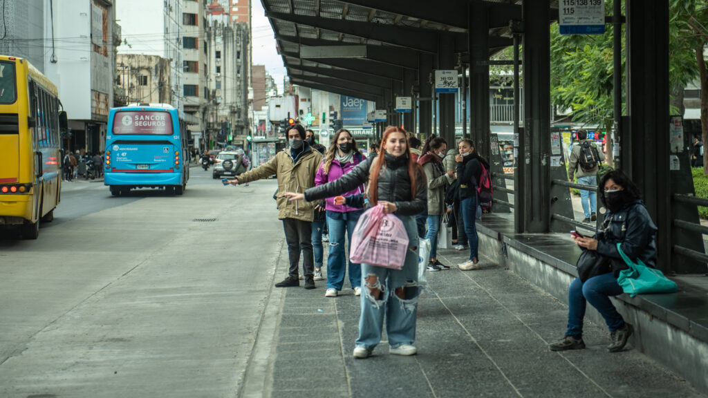 Parada colectivo gente