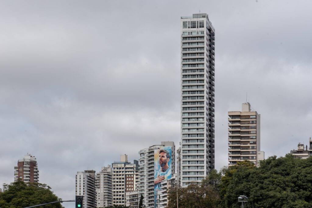 Torre Aqualina mural messi