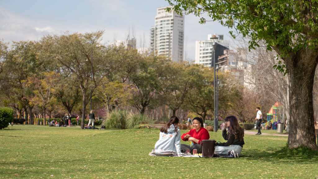 parque soleado gente clima
