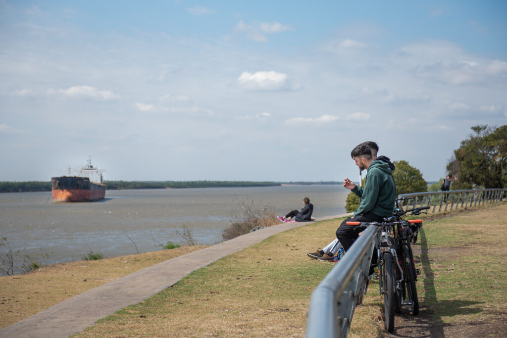 rio clima soleado gente parque barranca