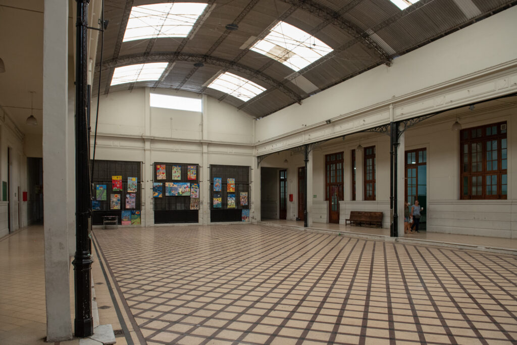 escuela patio clases