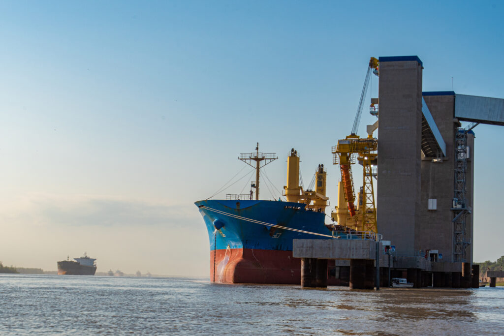 carga granos barco puerto
