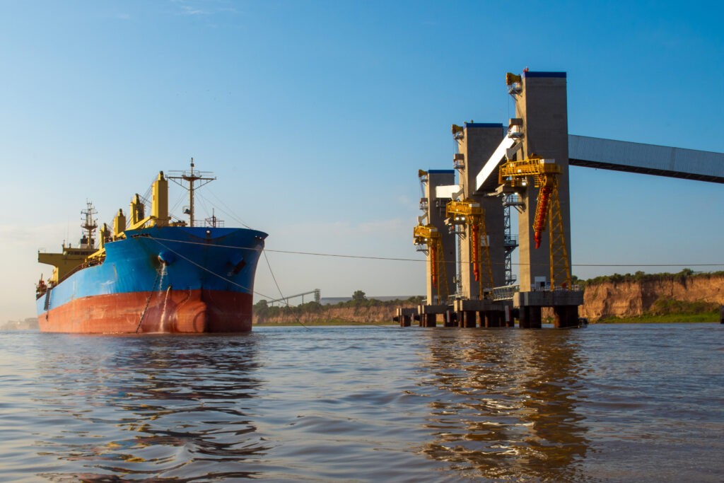 carga granos barco puerto