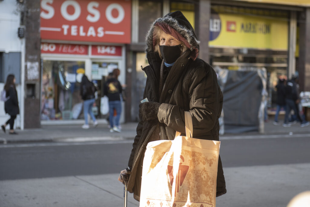 frio invierno gente abrigada