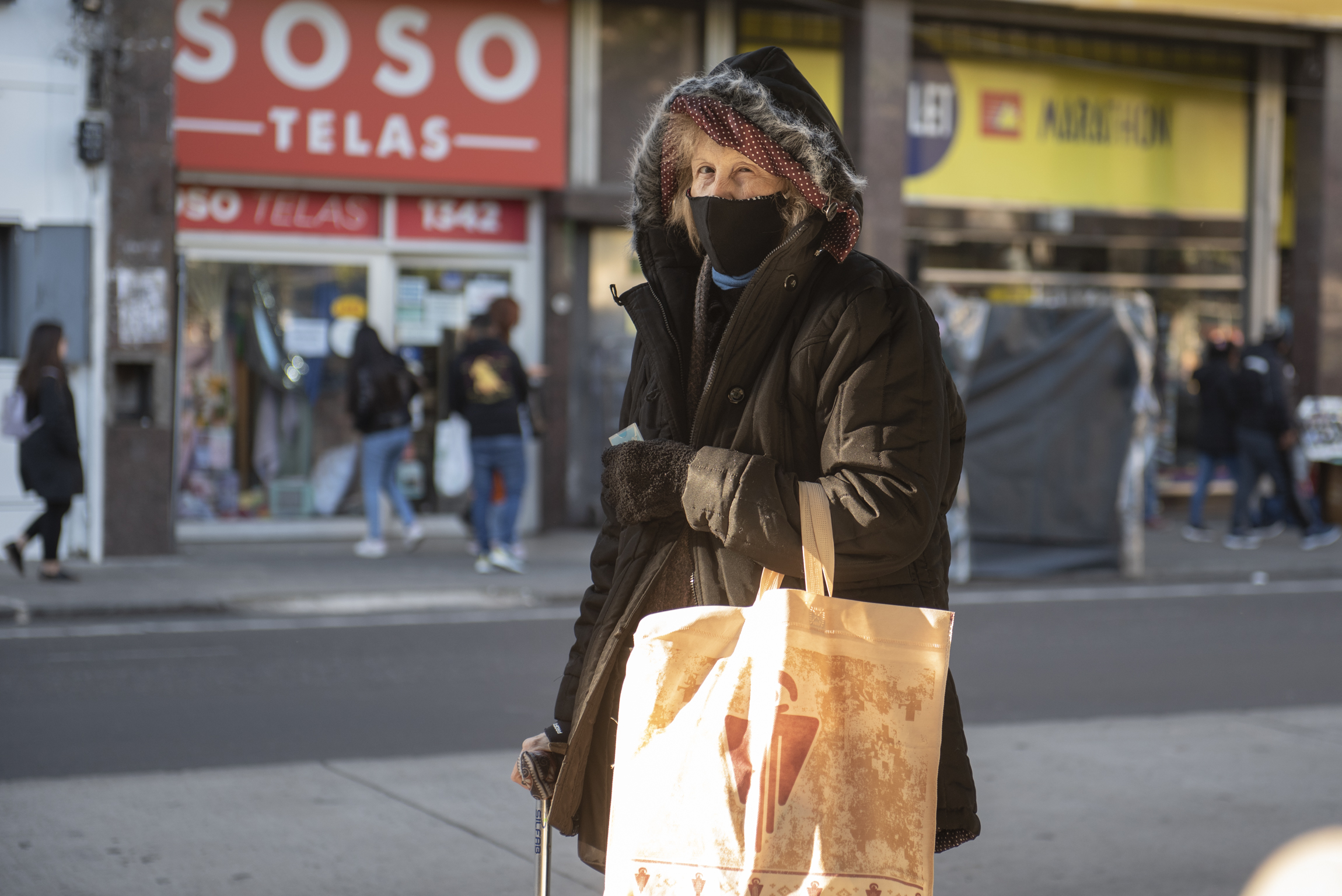 frio invierno gente abrigada