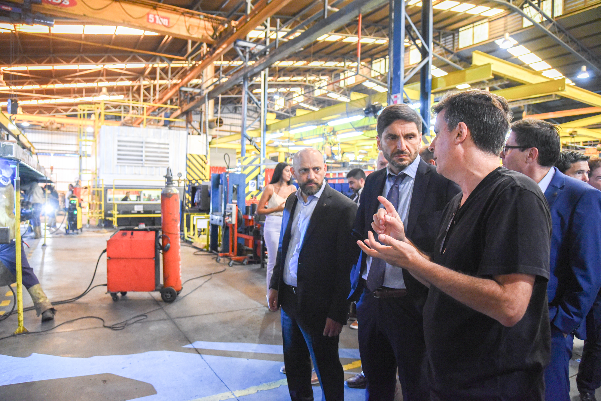 El gobernador Maximiliano Pullaro junto al ministro de Desarrollo Productivo de la Provincia recorriendo una industria santafesina.
