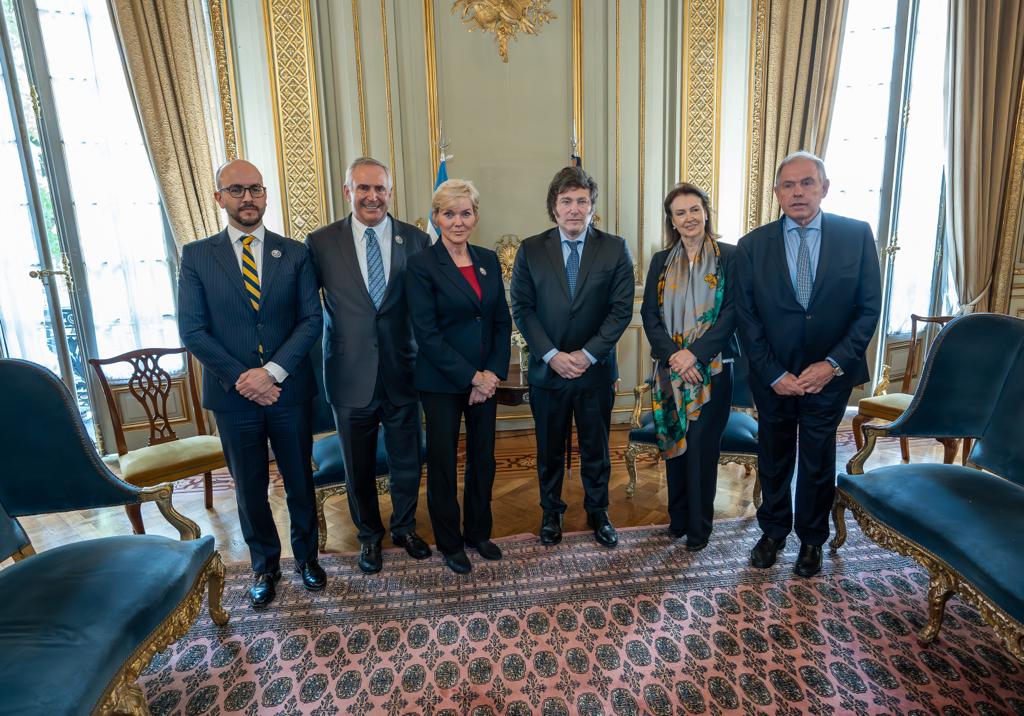 El presidente Javier Milei junto al embajador Stanley y funcionarios del gobierno de los Estados Unidos.