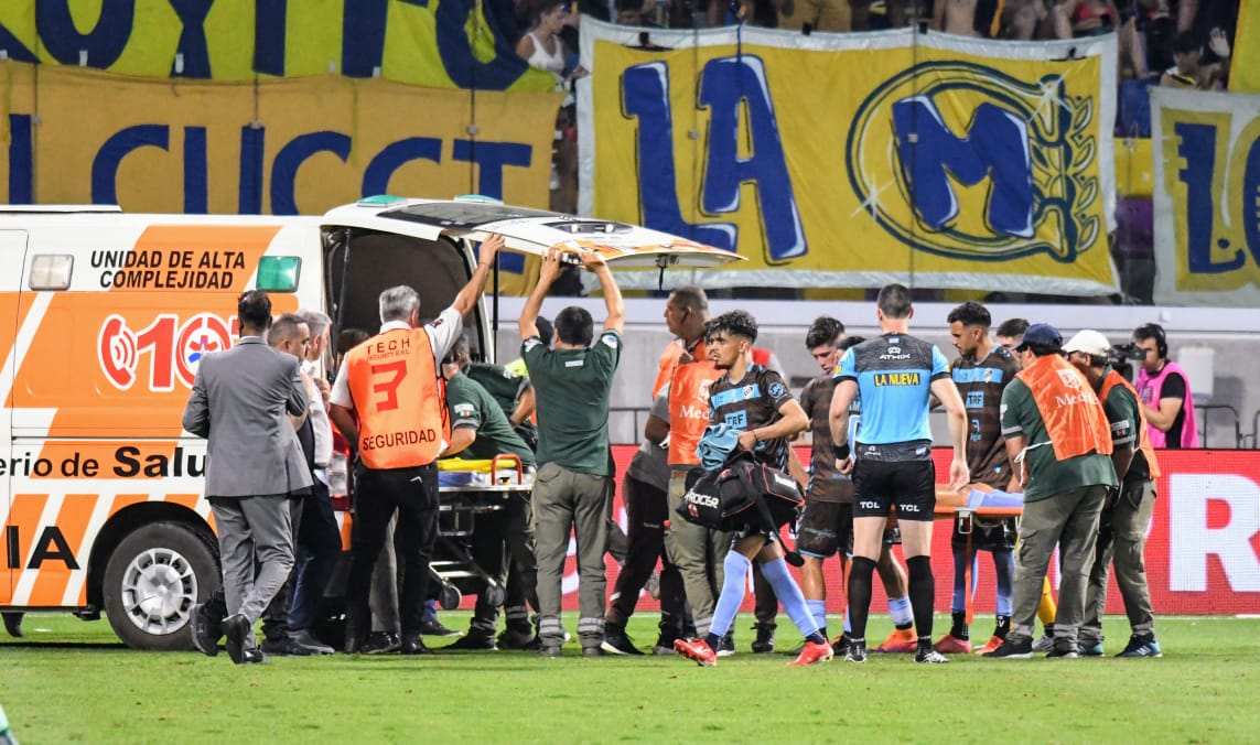 El delantero de Platense Mateo Pellegrini debió retirarse en ambulancia tras un choque de cabeza con Mallo.