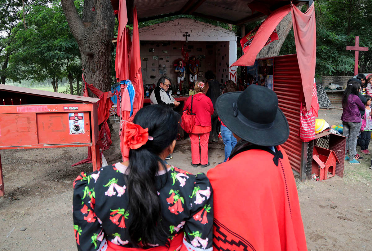 En diferentes puntos del país se rinde tributo al Gauchito Gil.