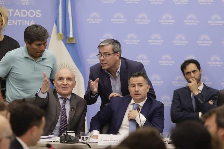 Los diputados opositores Vilca y Martínez junto a las autoridades de las Comisiones de Presupuesto y Hacienda y Legislación General.