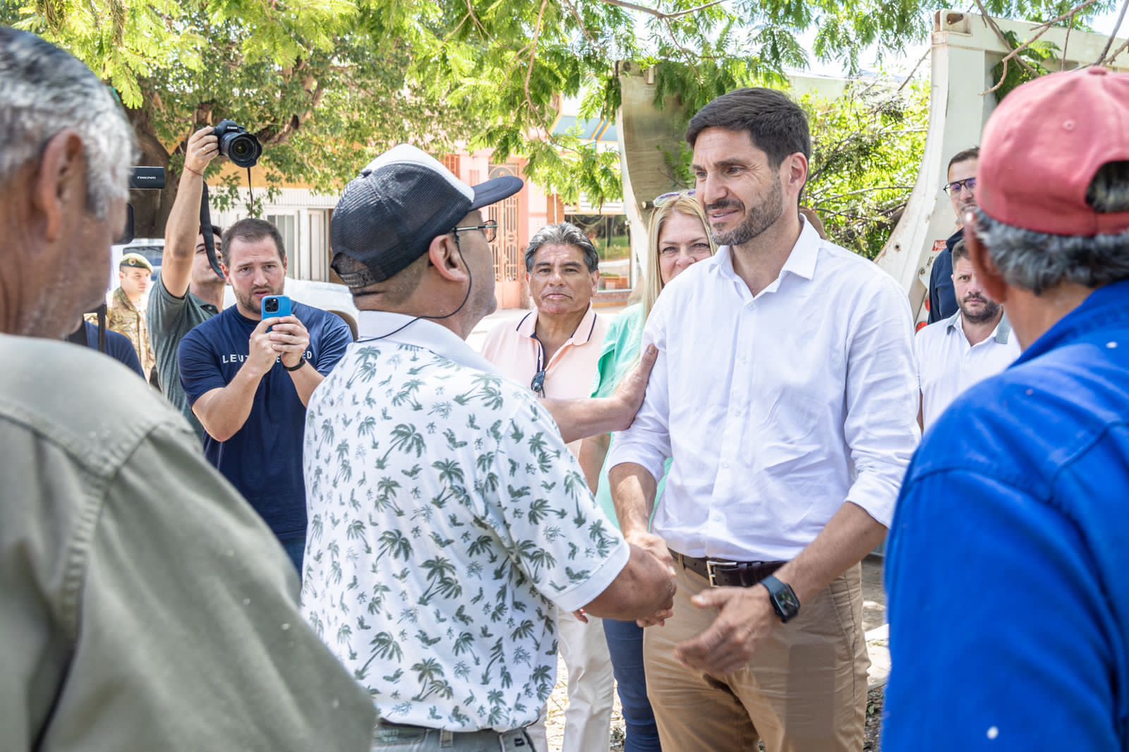 El gobernador recorrió las localidades más afectadas por el temporal de viento y lluvia del jueves pasado.