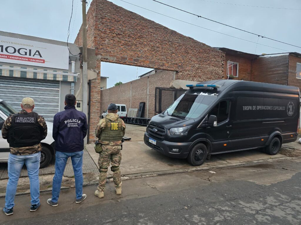 Dos agentes de la Policía de Investigaciones fueron detenidos en allanamientos en Villa Gobernador Gálvez