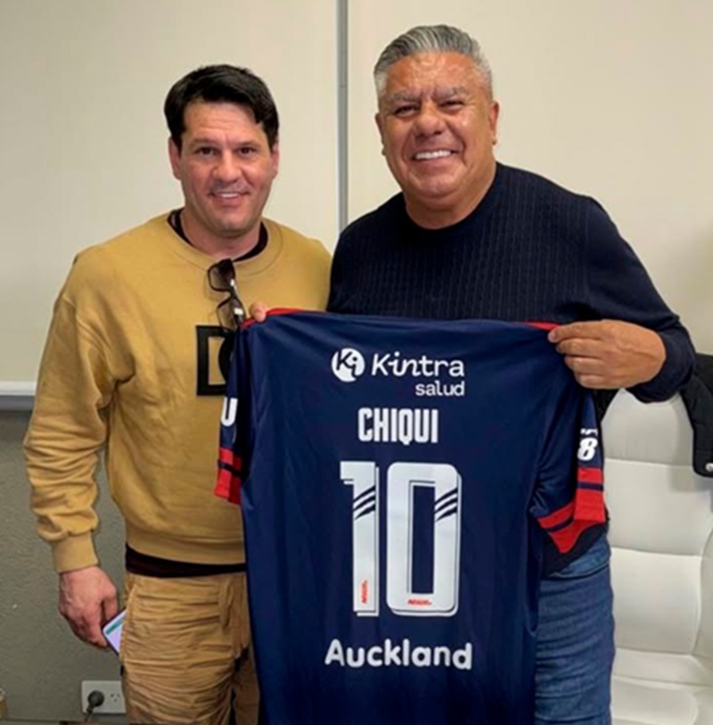 Chiqui Tapia y Matías Messi posando con la camiseta de Leones