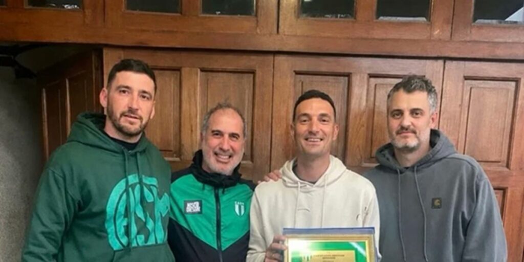 Scaloni recibió un reconocimiento en el club Matienzo, de Pujato