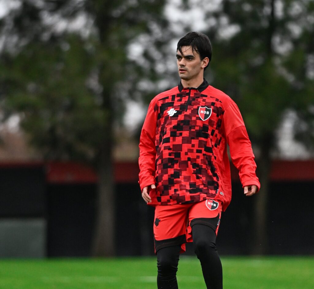 Frank Kudelka ya tiene al volante creativo que tanto esperaba. Este martes por la tarde, Alan Soñora estampó su firma y se convirtió oficialmente en el nuevo refuerzo de Newell's.