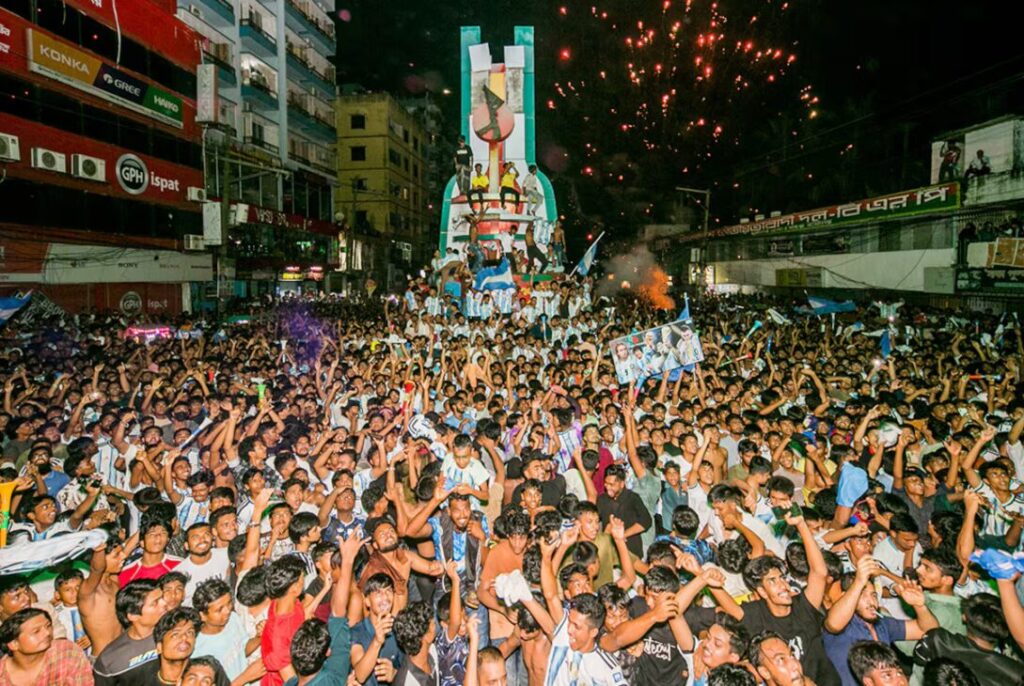 Cuando juega la selección argentina, miles de fanáticos en Bangladesh se juntan a ver los partidos.