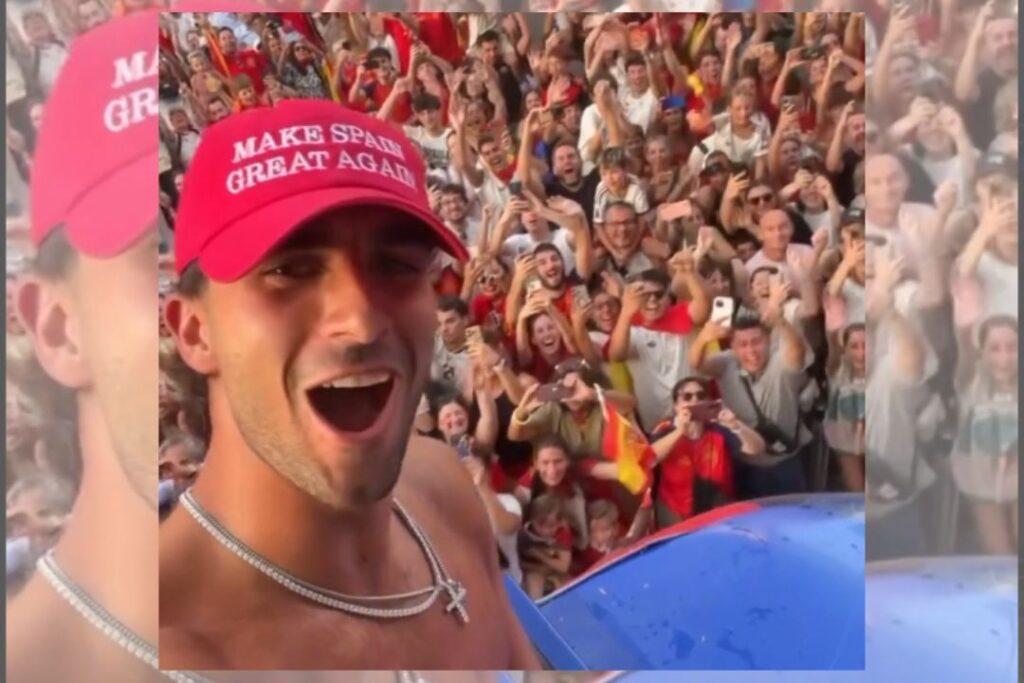 El goleador de España en la final posó con una gorra alusiva a Donald Trump.
