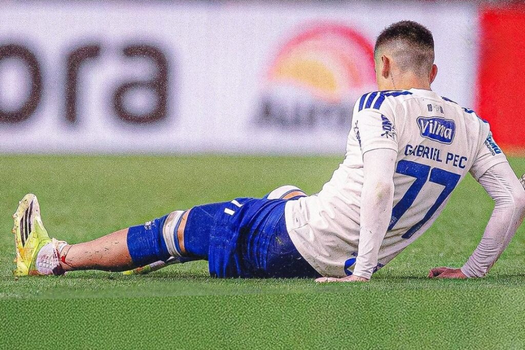 Gabriel Pec en el suelo tras sufrir una fractura de tibia en el partido entre Cruzeiro e Internacional.