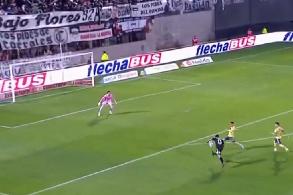 Deportivo Riestra pasó por arriba a Boca en el arranque del Clausura 2026, y la frutilla del postre fue la pinturita de Alexander Díaz, que armó una jugada histórica de arco a arco para sellar el 3 a 0.
