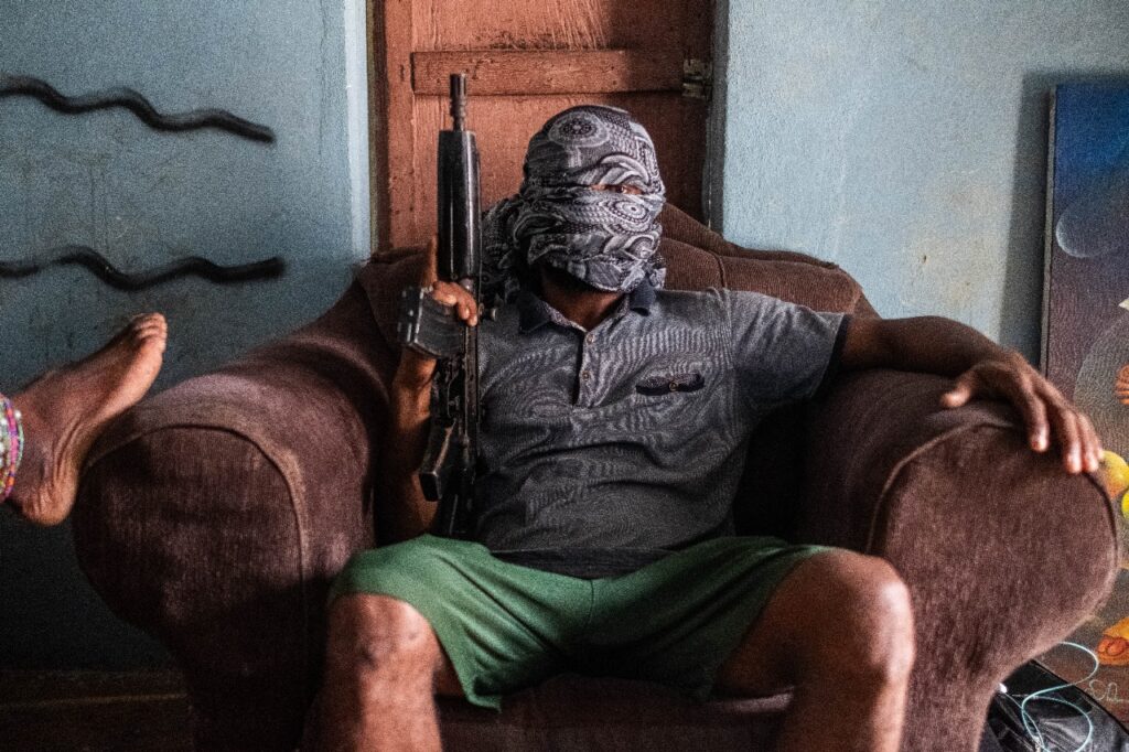 El fuego y las barricadas marcan el territorio de los grupos criminales que ahora apuntan al corazón del gobierno.