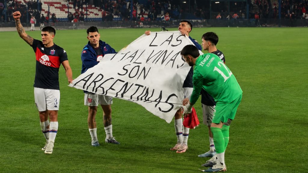 Tigre ganó en Uruguay y en los festejos mostró una bandera con la consigna "Las Malvinas son Argentinas".