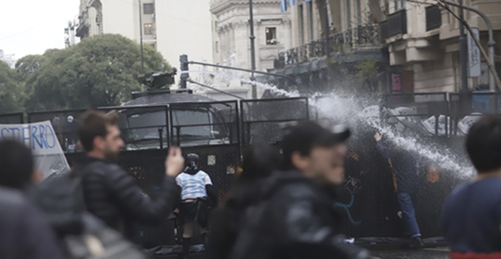 Manifestantes y policía se enfrentaron durante el debate de la Ley de Propiedad Privada