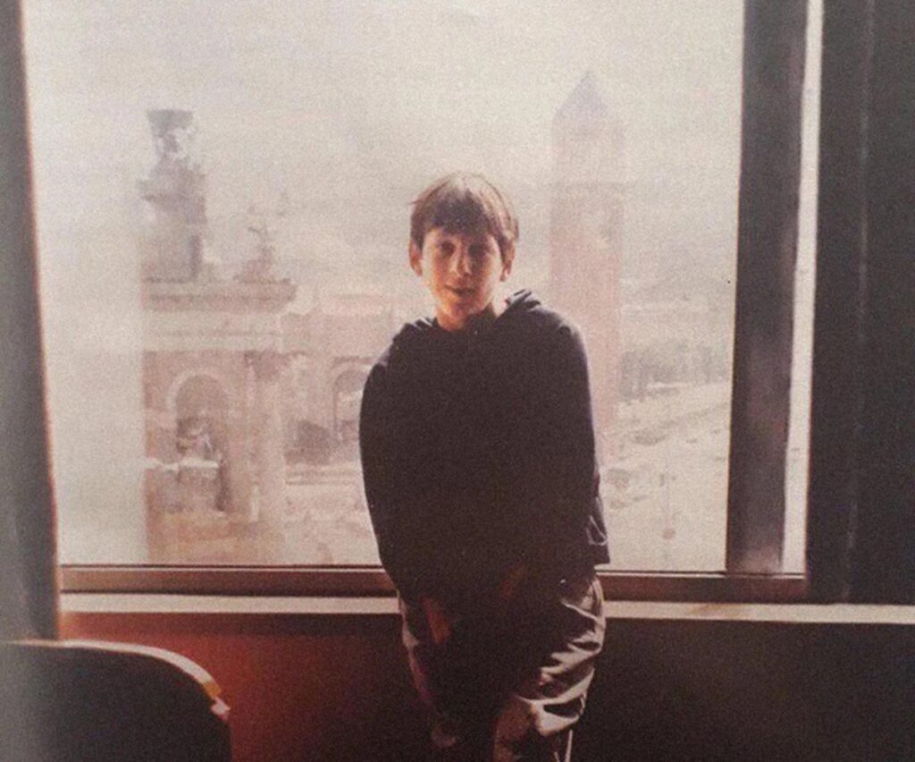Jorge Messi tomó esta captura de Lionel en su llegada a Barcelona