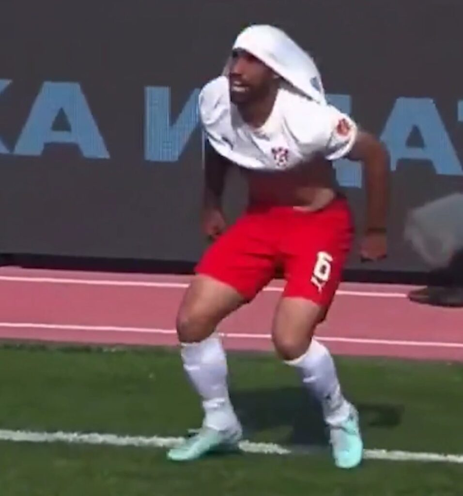 Nader Mohammadi, defensor iraní del Spartak Kostroma, ejecutó una asistencia que dio la vuelta al mundo entero.