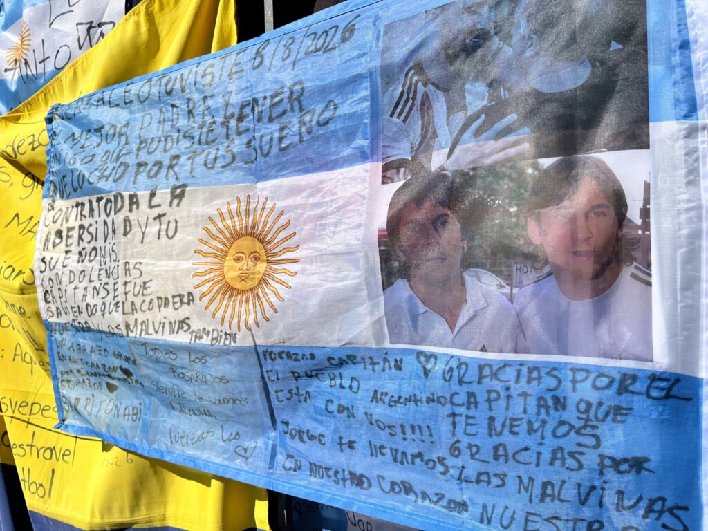 Mensajes manuscritos, camisetas y velas dejaron una postal conmovedora en la zona sur.