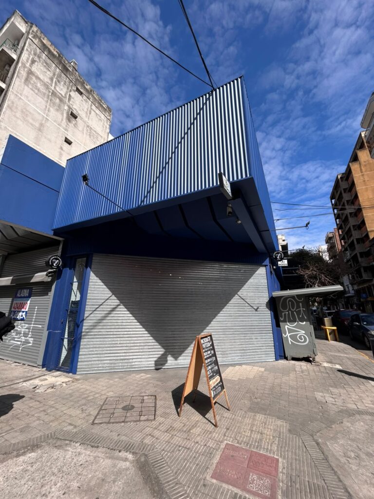 La Esquina de la Remera abrió su tercer local en Rosario y eligió nuevamente el corredor de calle San Luis para continuar con su crecimiento.