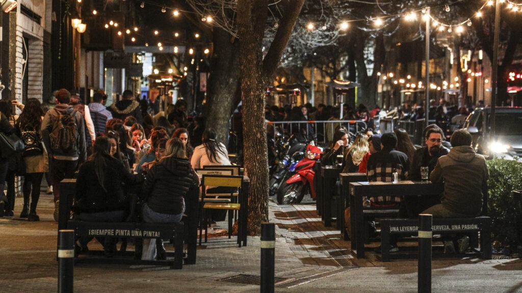 En los bares y restaurantes, la estrategia pasa por aprovechar el flujo de visitantes y convertir parte de ese movimiento en consumo.