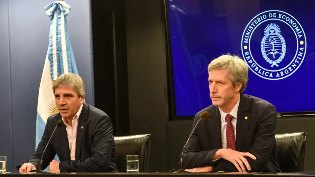 El Gobierno le da al BCRA bonos por US$2.000 M para contener al dólar